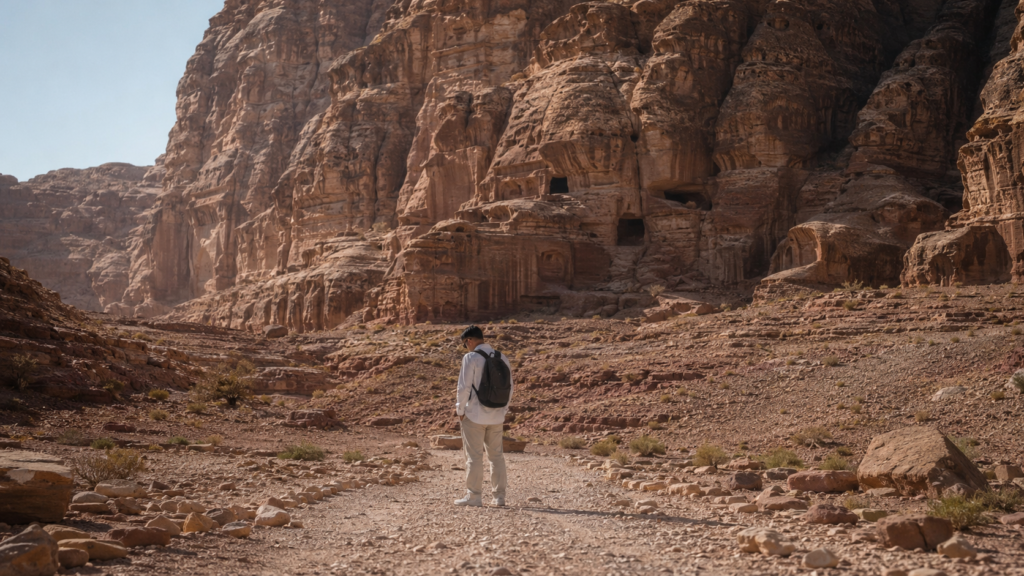 Salvatore Monetti in cammino tra le montagne di Petra