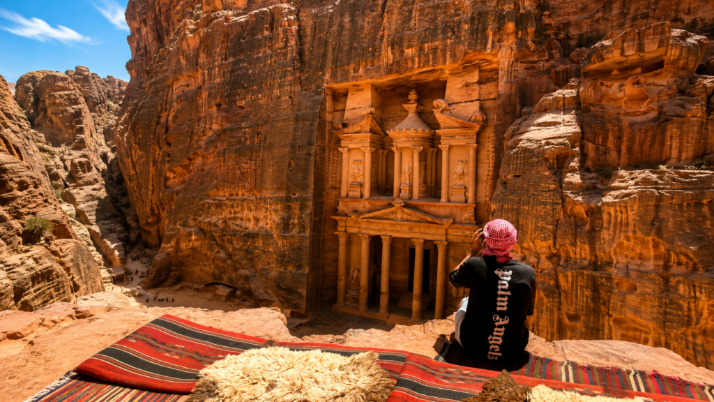 Un viaggiatore davanti al Tesoro di Petra